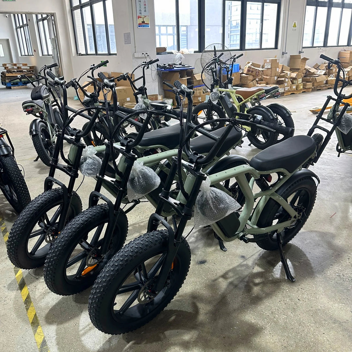 OEM SUPPLIER Electric Motor Bike Rechargeable Large Capacity 15AH Battery Powerful Motor  Urban Bike Commuting Fat Bikes